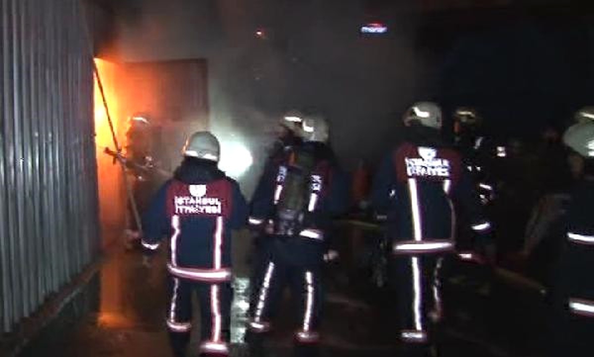 Bağcılar\'da İplik Fabrikasının Deposunda Yangın