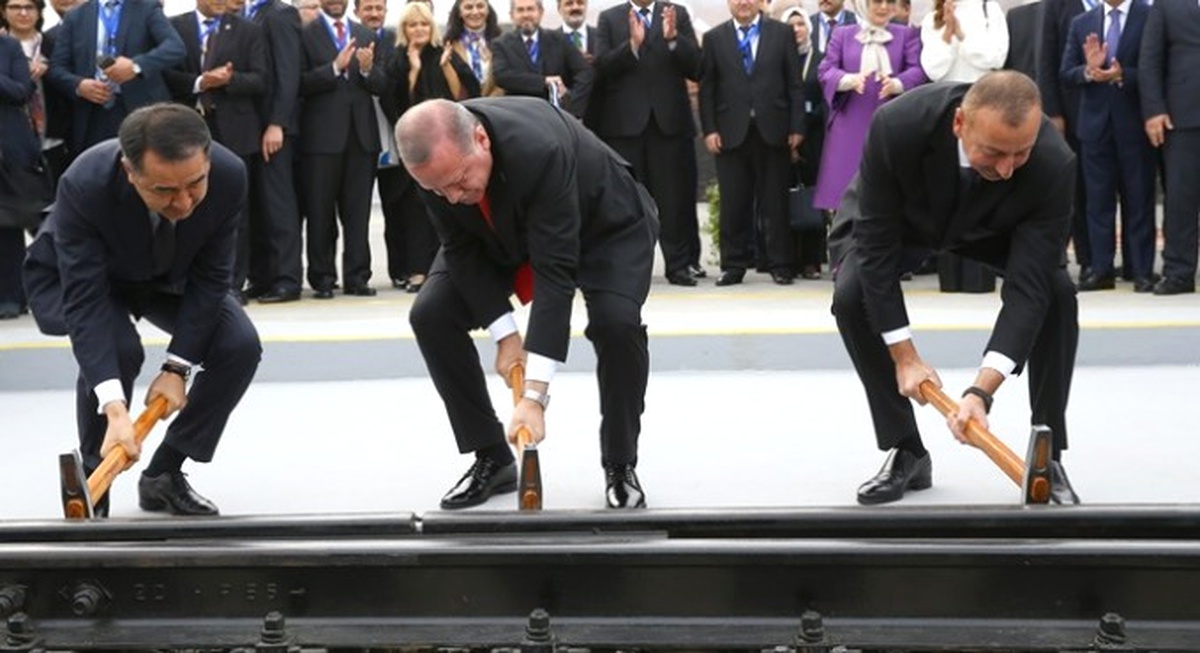 Bakü-Tiflis-Kars Demiryolu\'nda İlk Tren Yola Çıktı
