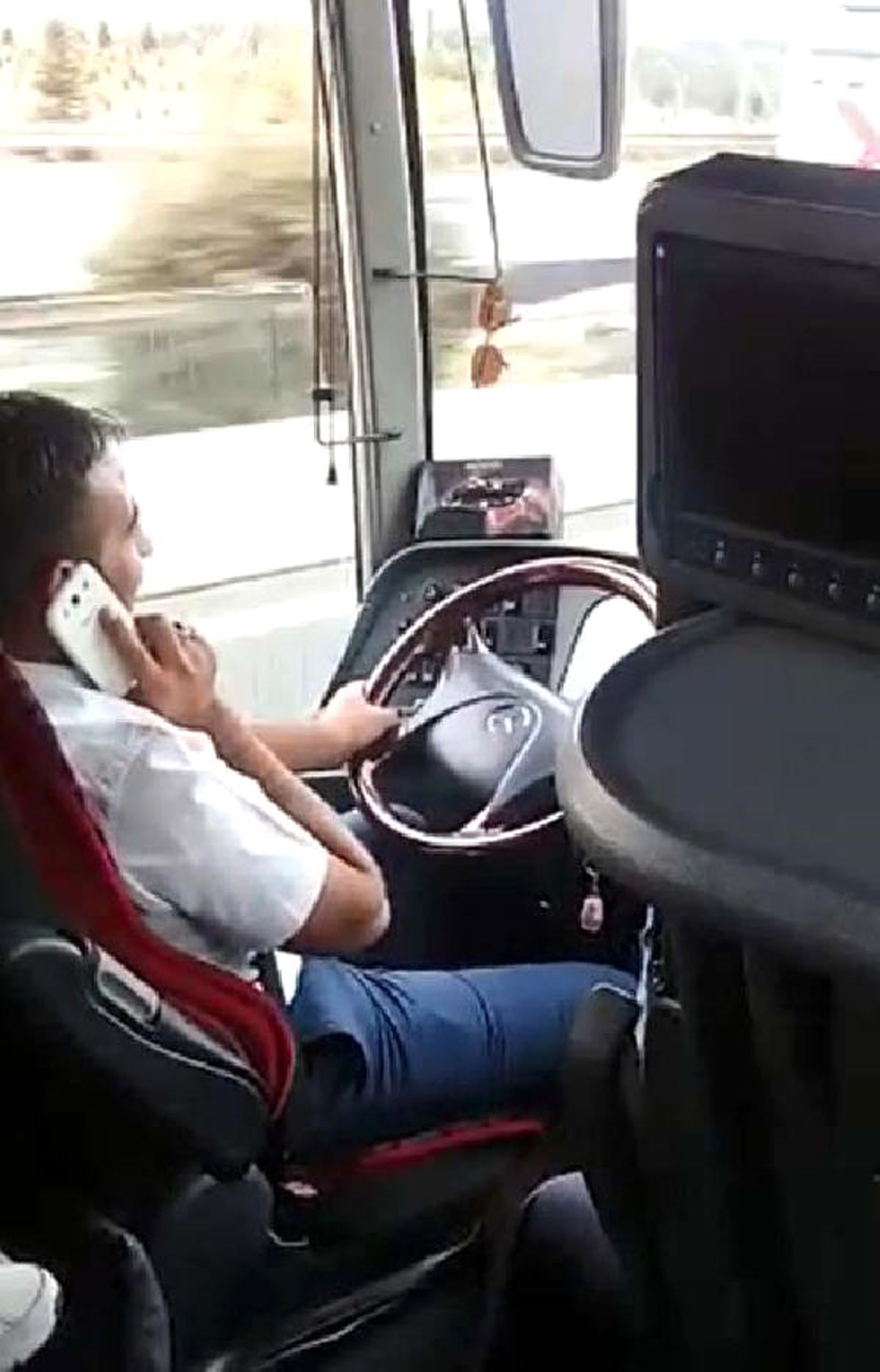 Bir Elde Direksiyon, Diğerinde Telefon