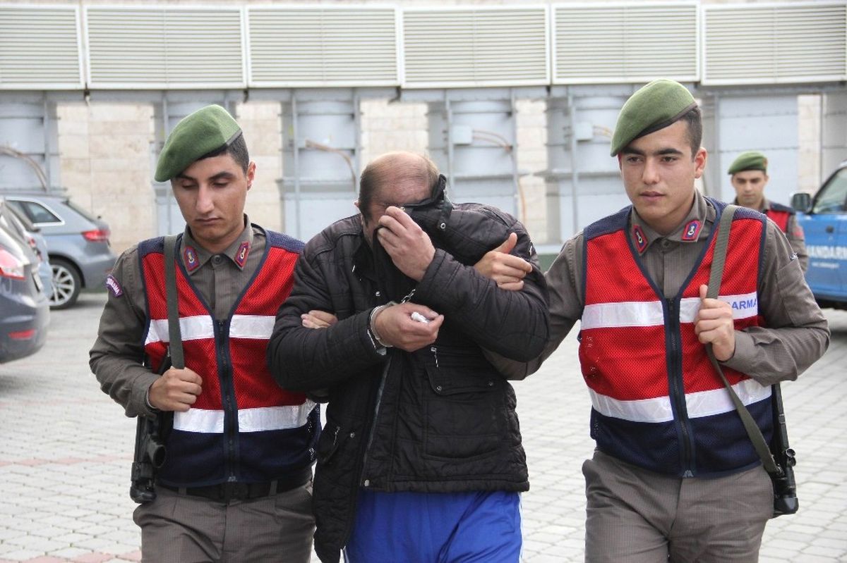 Caminin Yardım Kumbarasını Soyan Hırsız Güvenlik Kamerası Sayesinde Yakalandı