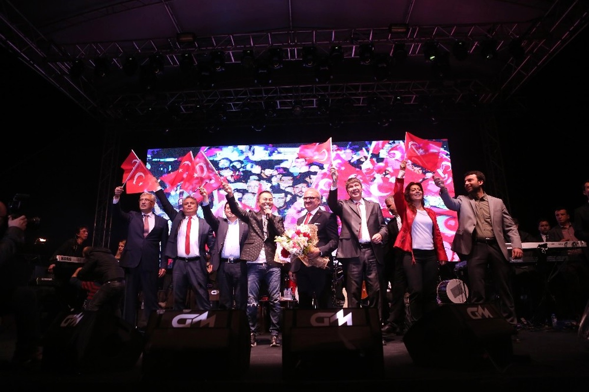 Cumhuriyet Coşkusu Serdar Ortaç\'la Yaşandı