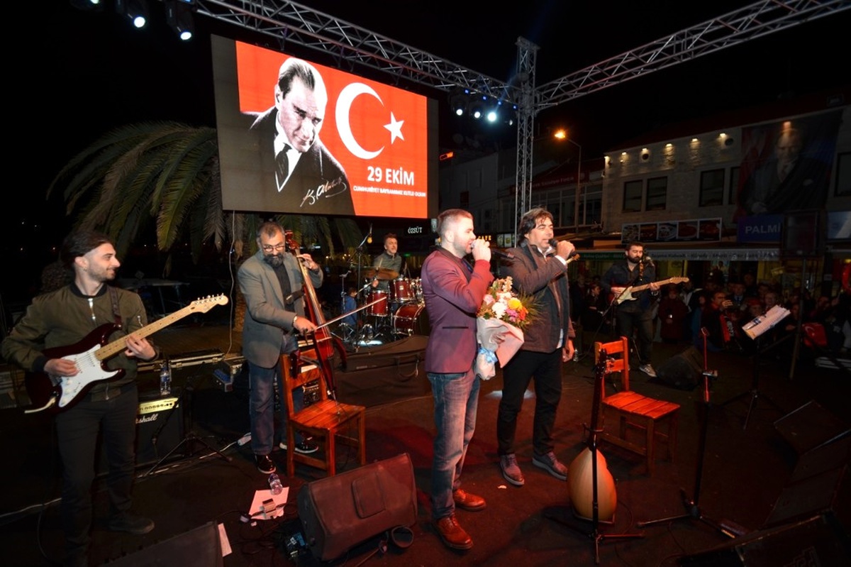 Cumhuriyet Sevgisi Foça\'da Yürekleri Isıttı