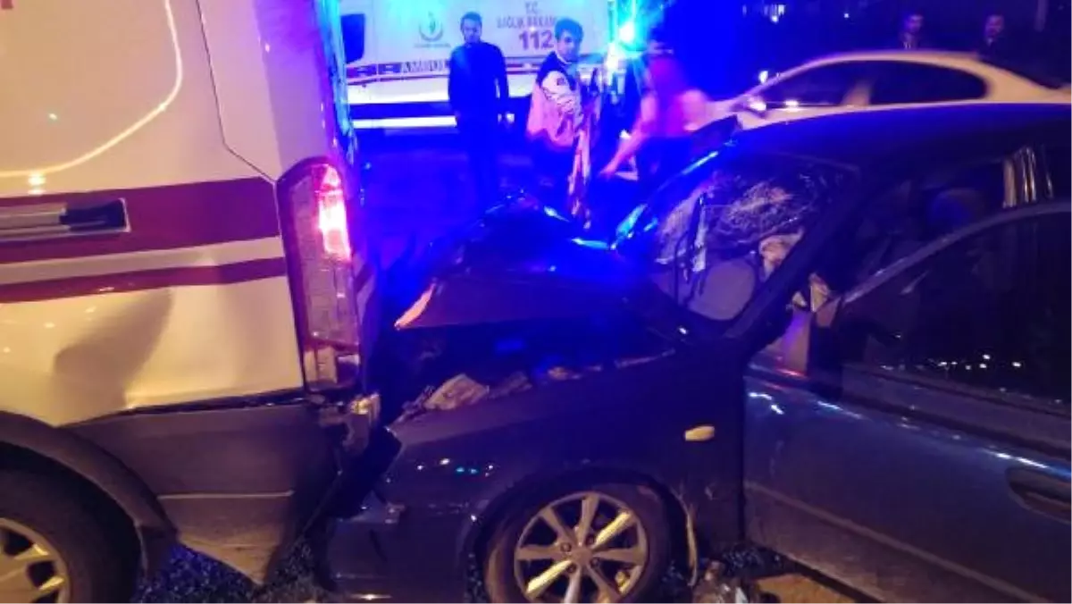 Düzce\'de Otomobil Ambulansa Çarptı: 2 Yaralı