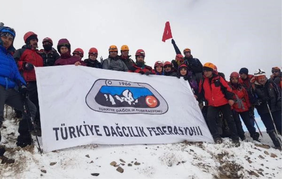Erciyes\'e Kar Yağışı Altında \'Cumhuriyet Tırmanışı\'