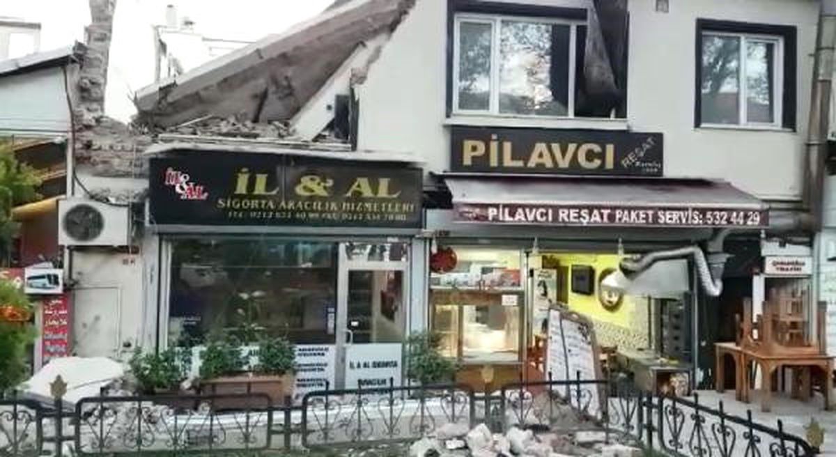 Fatih\'te İki Katlı Binanın Üst Katı Çöktü (1)