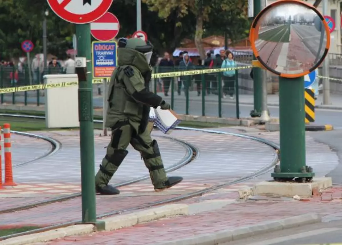 Gaziantep\'te Valilik ve Emniyet Binası Kavşağındaki Kutu, Bomba Paniği Yaşattı