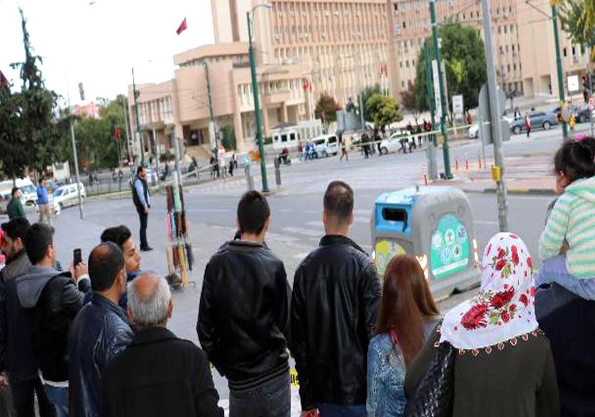 Gaziantep Valiliği Önünde Bomba Paniği