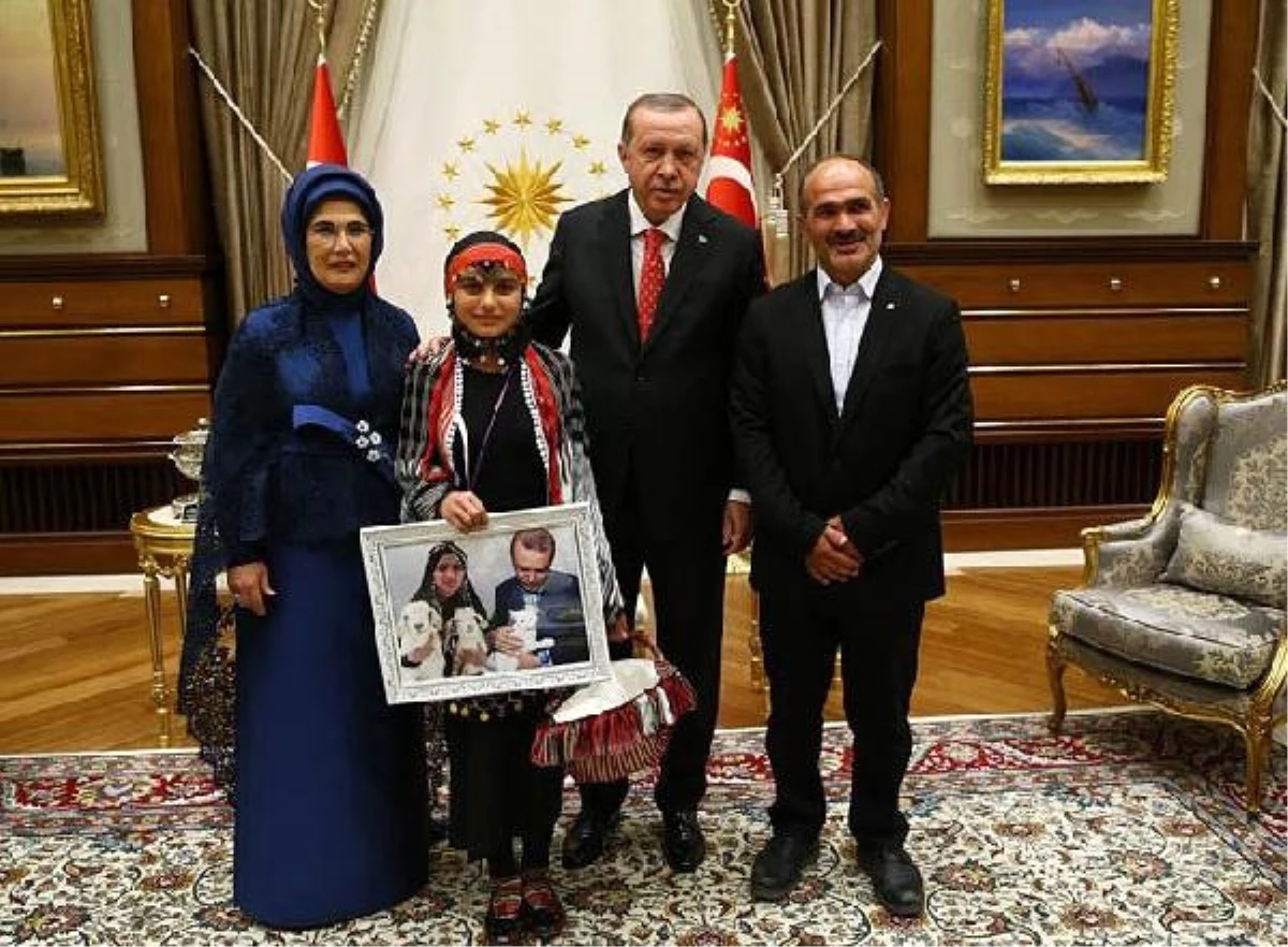 Keçi Yavrusunu Sırtlayan Rizeli Hamdu Sena, Resepsiyona Gitti; Erdoğan\'dan Yol İstedi