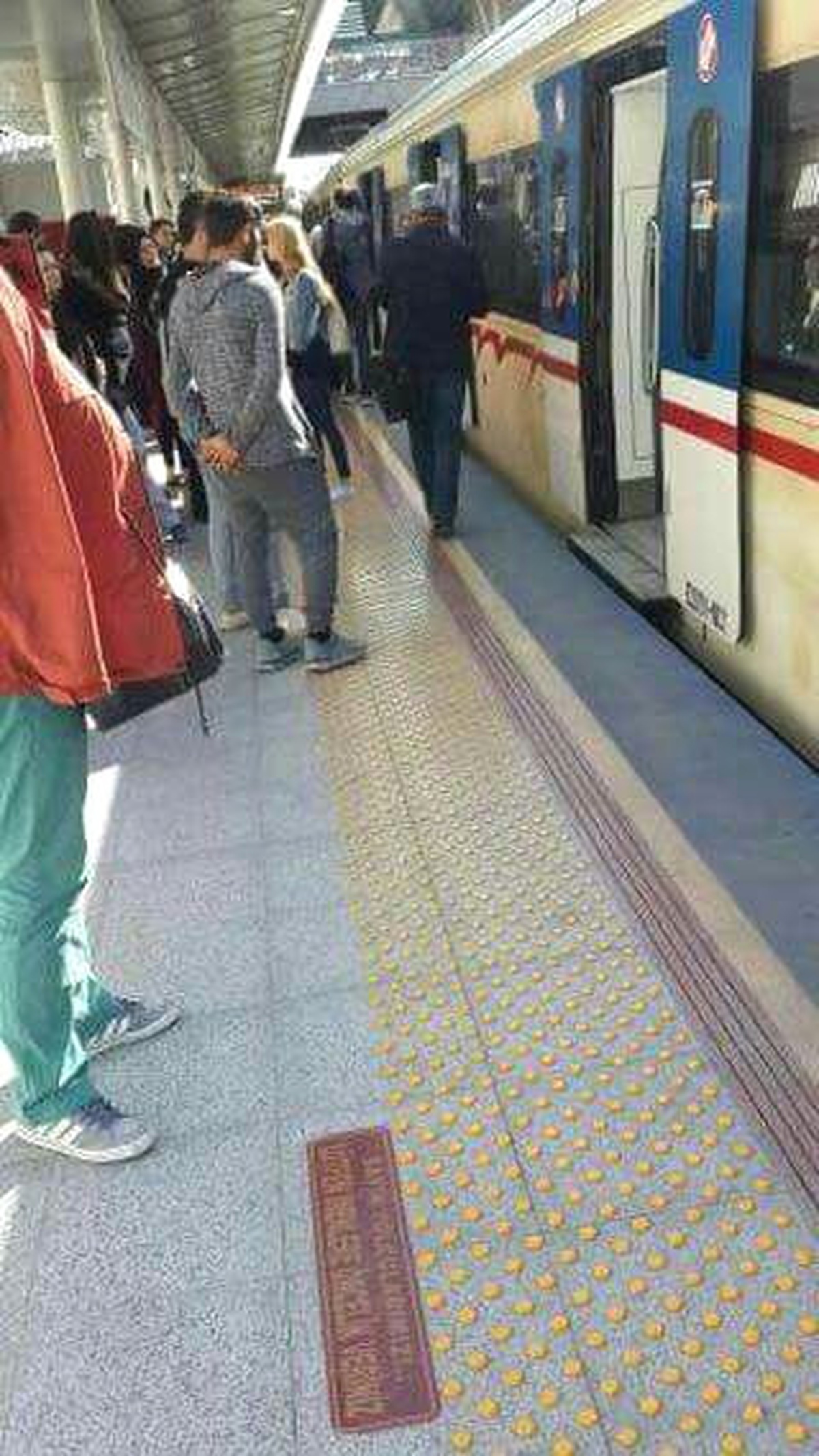İzban Treni Boşaltıldı, Yolcular Tahliye Edildi
