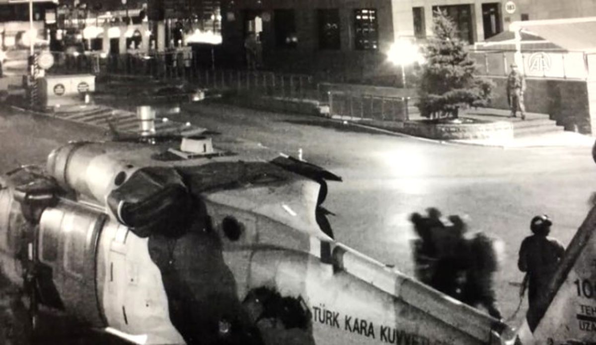 Komutanların 15 Temmuz\'da Helikoptere Bindirilme Anı