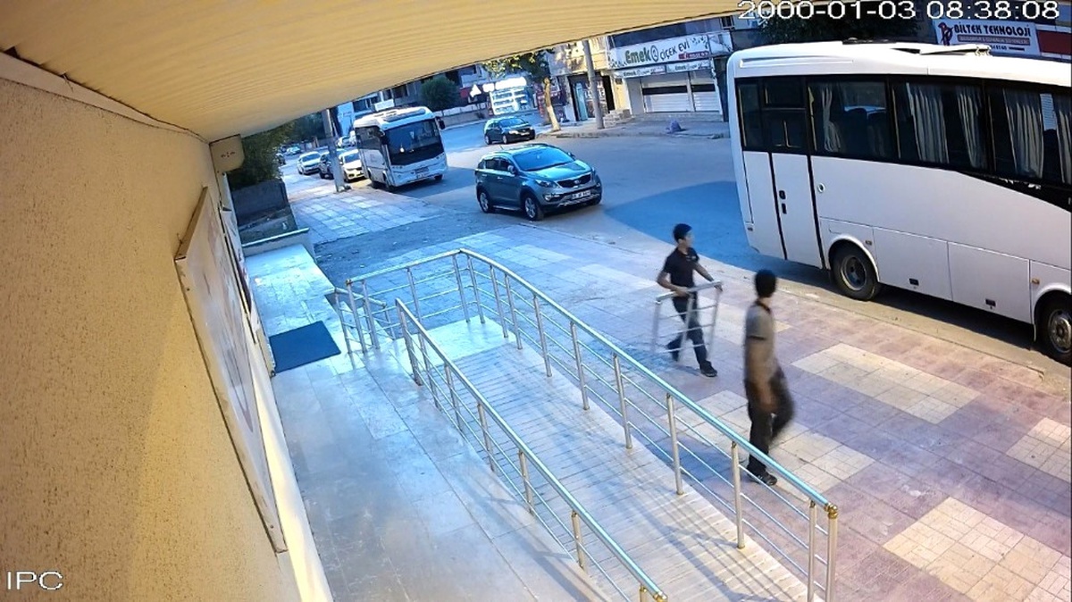 Korkulukları Çalan Hırsızlar Kameraya Yakalandı