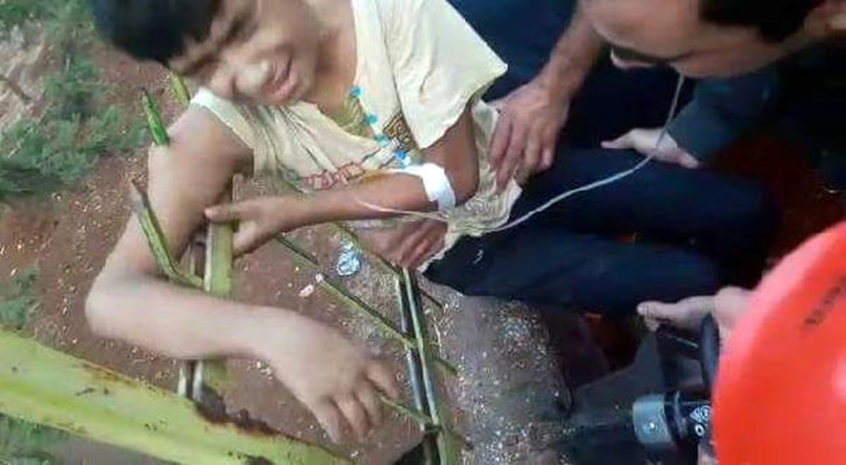Okulun Duvarından Atlarken Koluna Demir Saplandı