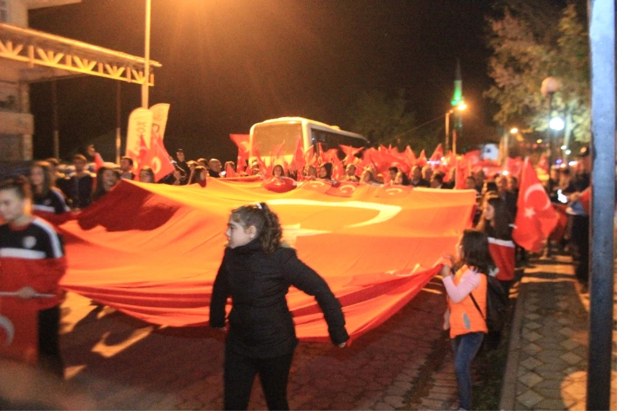 Osmaneli\'de 29 Ekim Cumhuriyet Bayramı Fener Alayı