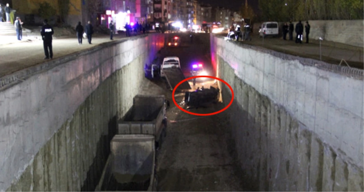 Sivas\'ta Otomobil Alt Geçit İnşaatına Uçtu: 1 Ölü, 4 Yaralı