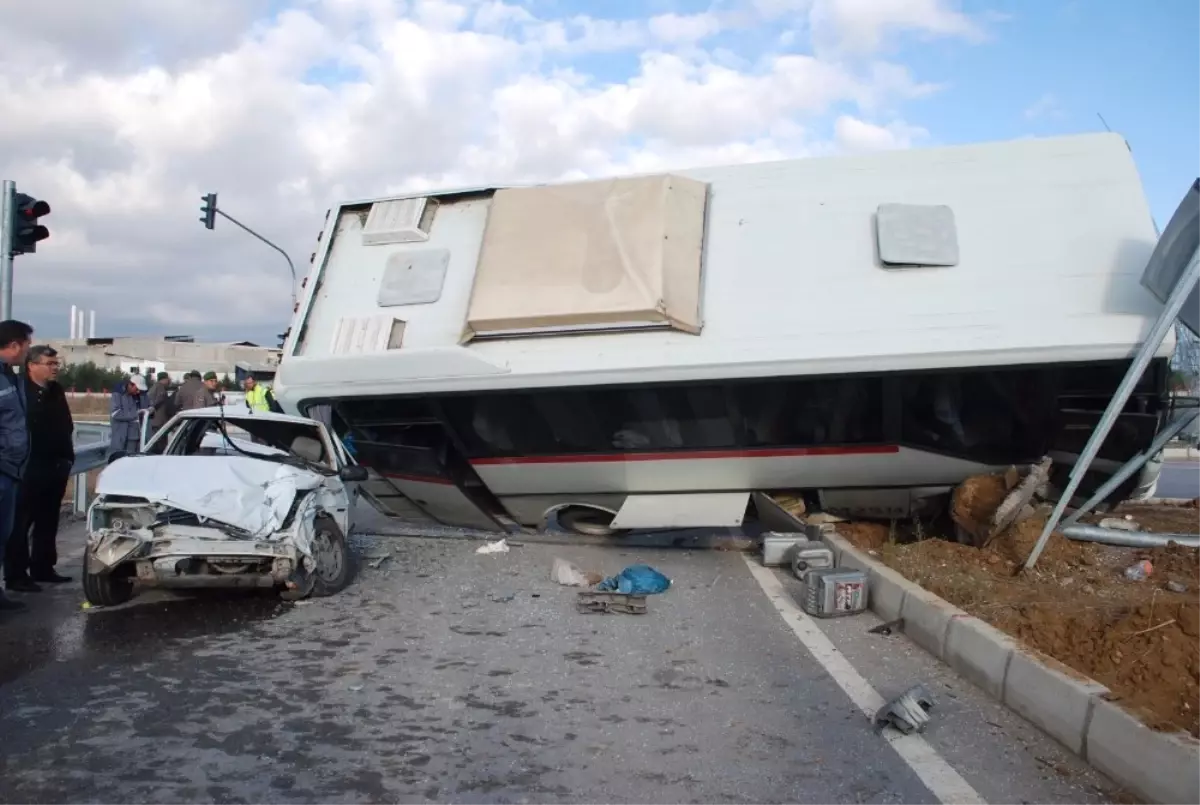 Otomobil ile İşçi Servisi Çarpıştı: 9 Yaralı