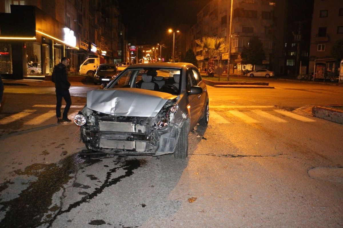 Otomobil ile Minibüs Çarpıştı: 1 Yaralı