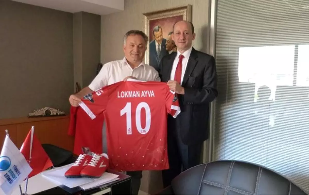 Serdar Doğru, Lokman Ayva\'ya Forma Hediye Etti