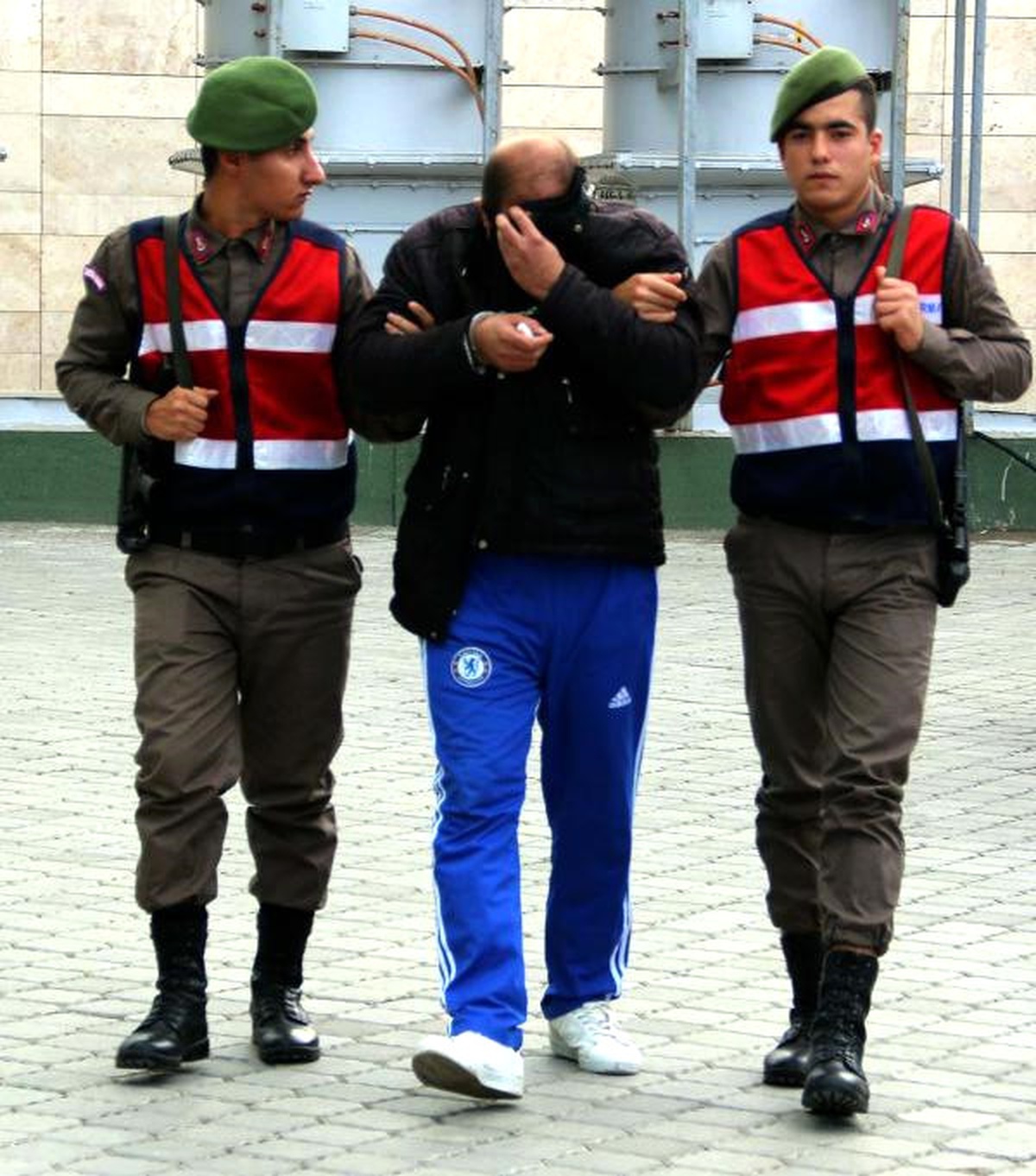 Tel Kablo ve Sakızla, Bağış Kutusundan Bozuk Para Çalıyordu