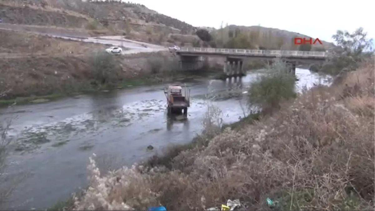 Tokat Arkadan Kamyonun Çarptığı Traktör Irmağa Girdi