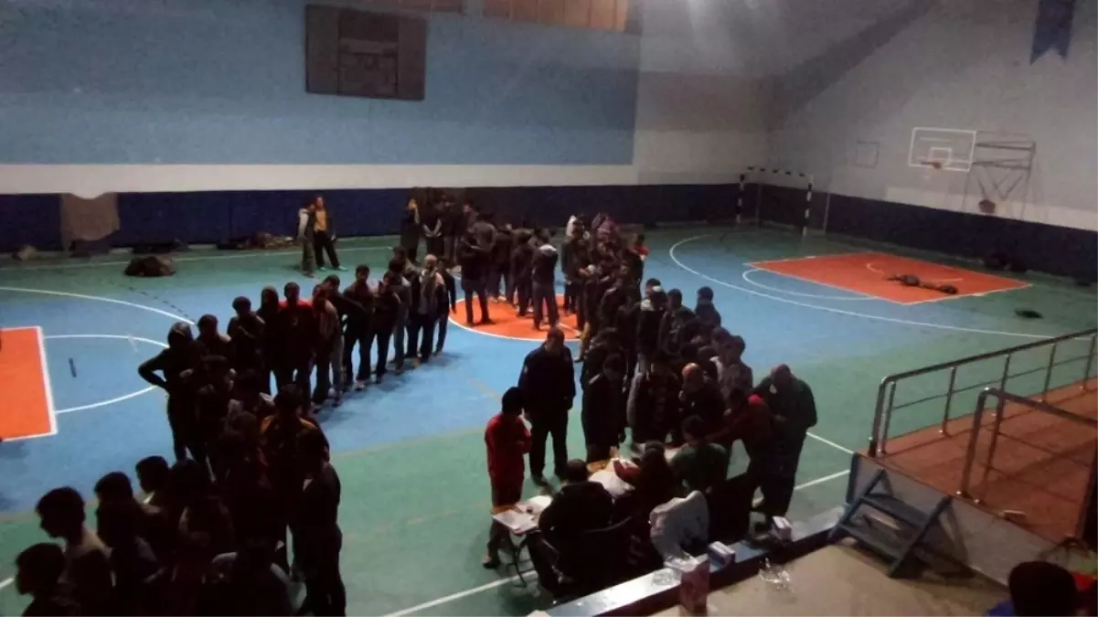 Tosya\'da Yakalan Göçmenler Spor Salonunda Tutuluyor