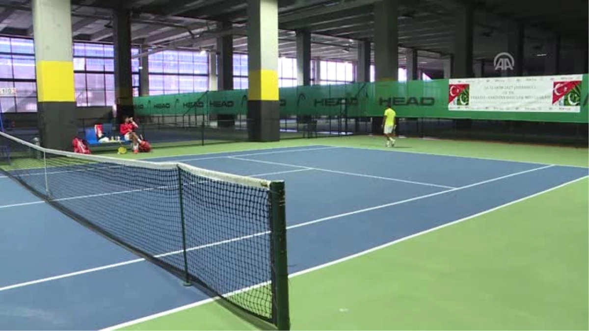 Türk ve Pakistanlı Tenisçiler, Dostluk Müsabakasında Karşılaştı