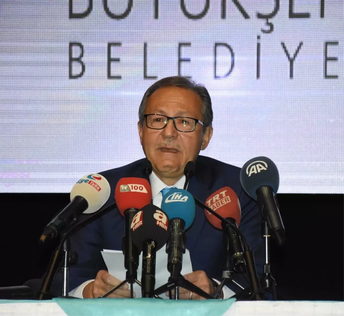 Uğur, Belediye Başkanlığından ve AK Parti\'den İstifa Etti