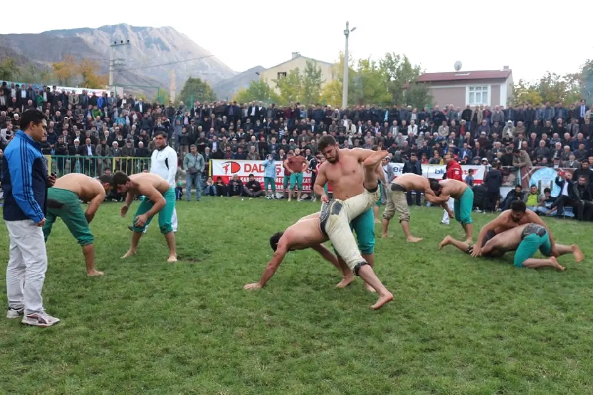 Uzundere\'de Karakucak Güreşleri Nefes Kesti