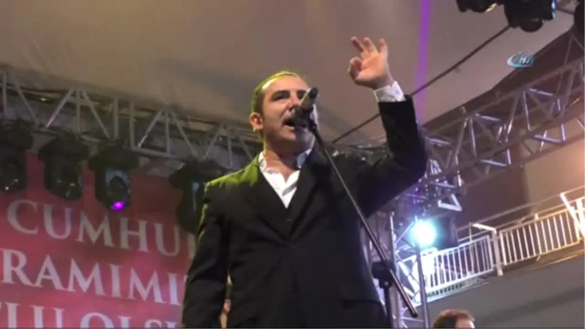 Vatandaşlar Cumhuriyet Bayramında Ferhat Göçer\'le Eğlendi