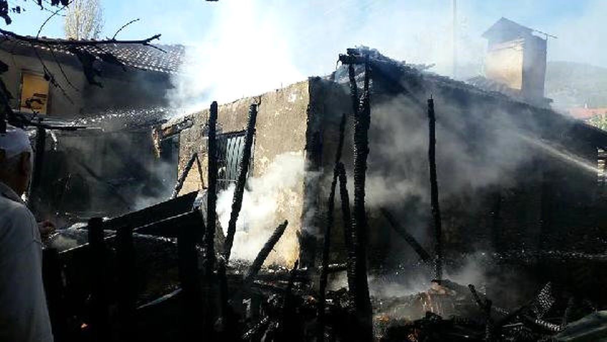 Yaşlı Kadının Ahşap Evi, Yangında Kül Oldu