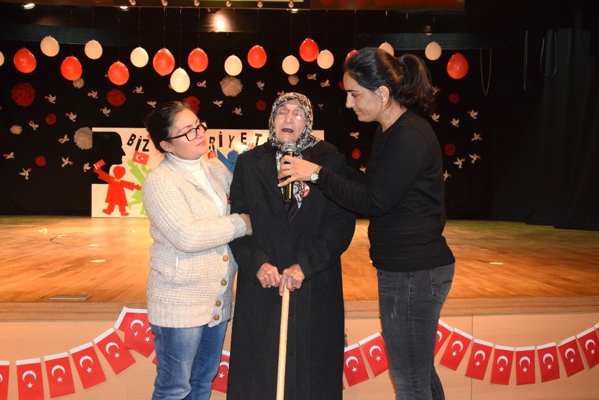 94 Yaşındaki Firuzhan Yeğen\'in Atatürk Sevgisi Ayakta Alkışlandı