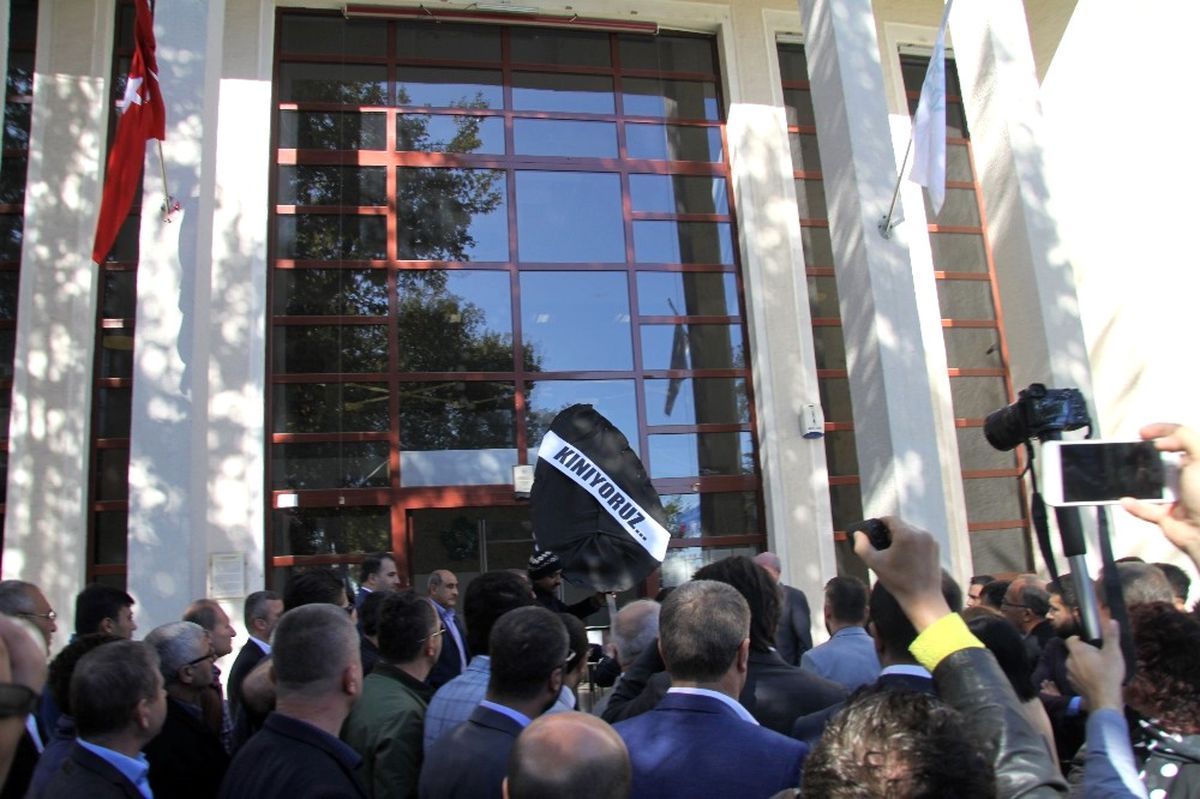 AK Parti Tekirdağ İl Başkanlığı, Belediyeye Siyah Çelenk Bıraktı
