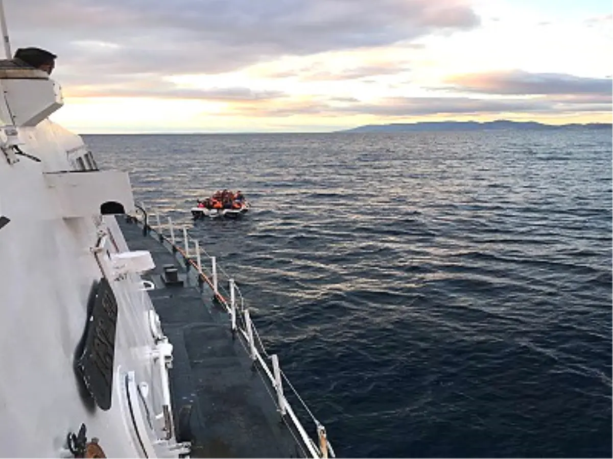 Ayvalık\'ta 24 Suriyeli Kaçak Göçmen Yakalandı