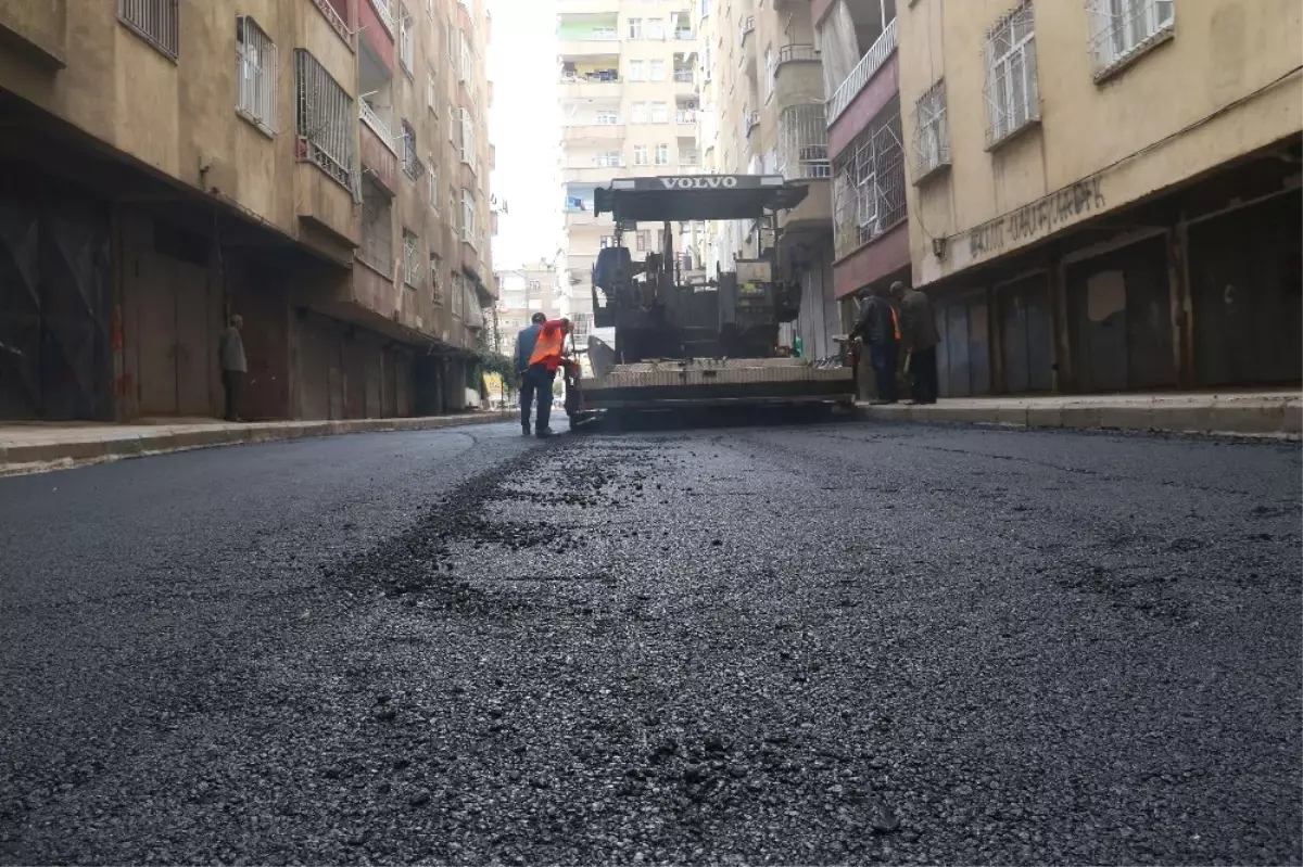 Bağlar Belediyesi Şeyh Şamilde Asfaltı Yeniliyor