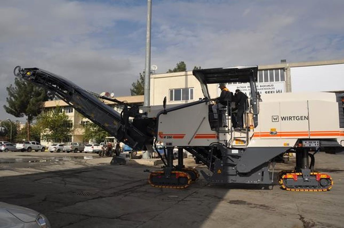Batman Belediyesi Araç Filosuna Asfalt Kazıma Aracını da Eklendi
