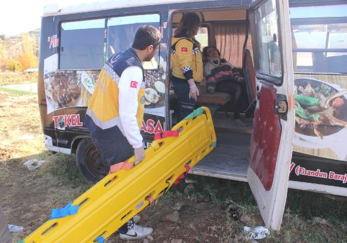 Çobanlar, Yaralı Sürücüyü Araçta, Kadın Arkadaşını da 2 Kilometre İleride Buldu