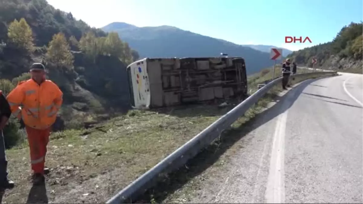 Düzce\'de Yolcu Midibüsü Devrildi: 12 Yaralı