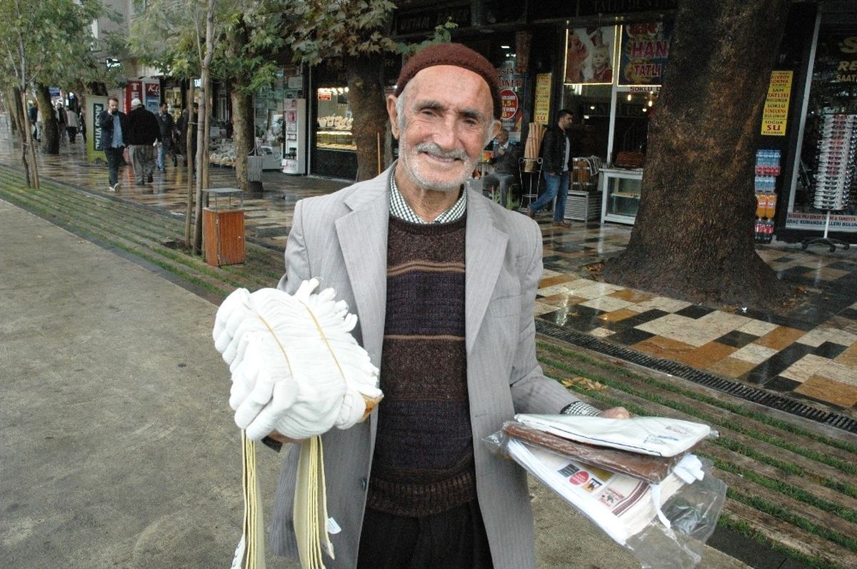 Ekmek Parasını Çoraptan, Keseden Çıkarıyor