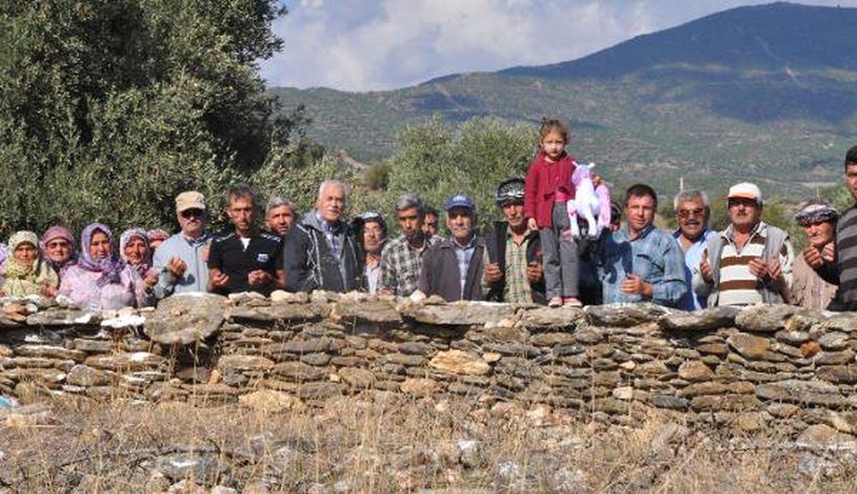 Eller Yağmur İçin Göğe Açıldı