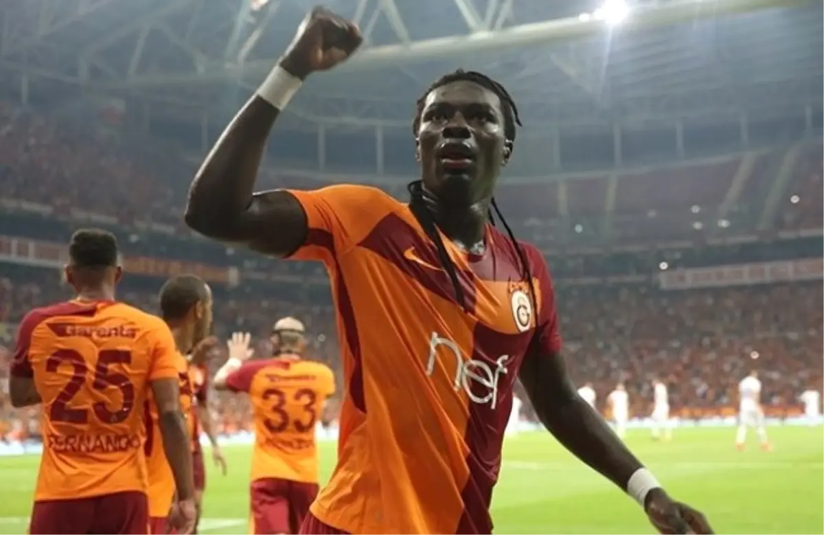 Galatasaray, Gomis\'in Bayıldığı İçin Oyundan Alındığı İddialarını Yalanladı