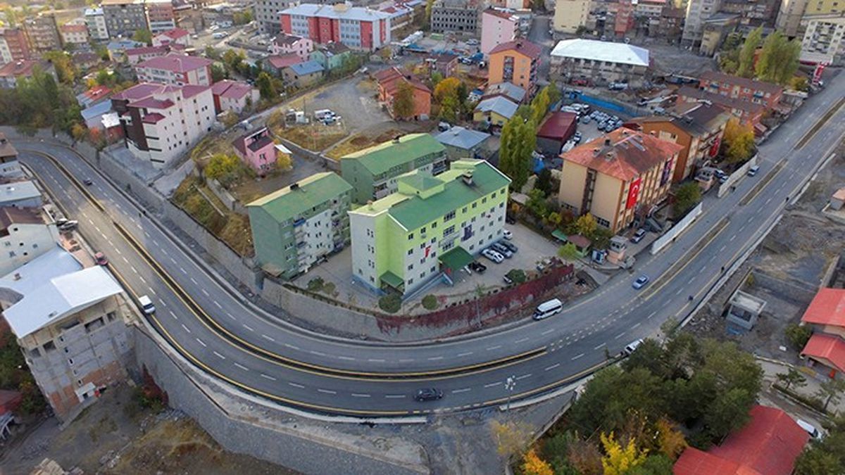 Hakkari\'ye Modern Yollar