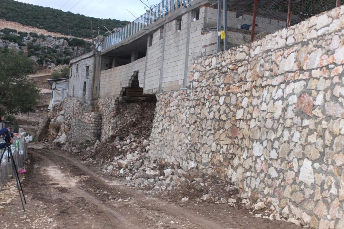 İçerisi Hayvanlarla Dolu Ahır Şiddetli Yağışa Dayanamadı