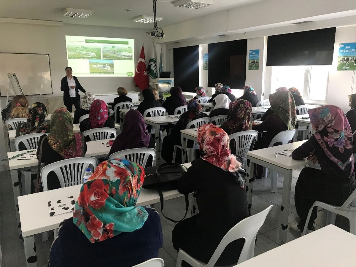 Kadın Çiftçiler Süt Hayvancılığı Eğitim Merkezi\'nde