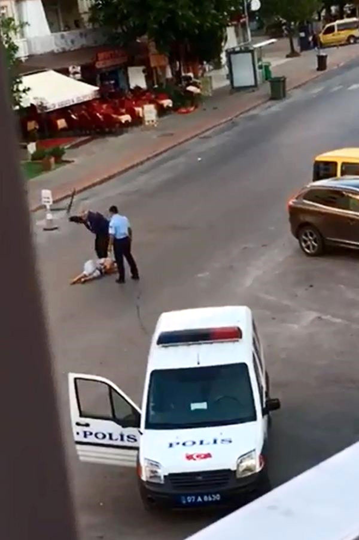 Kırgız Kadını Döven Polis Tahliye Edildi