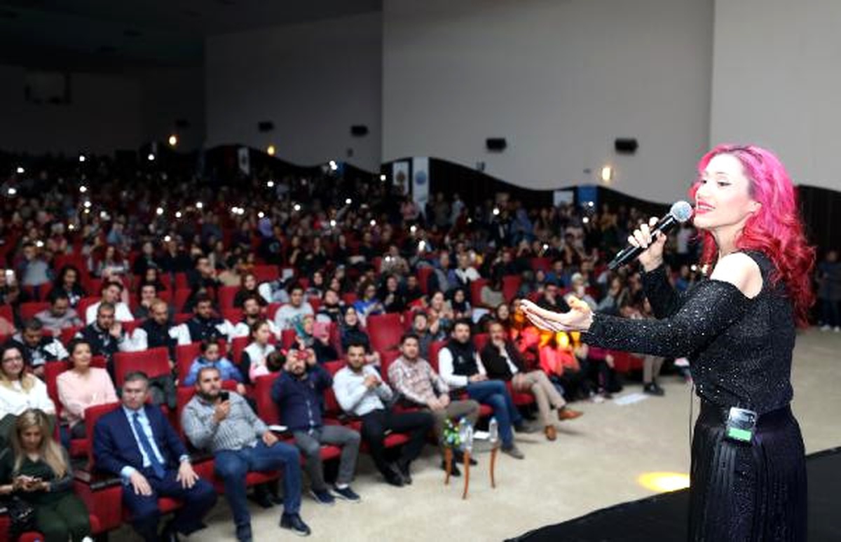 Konsere Bilet Yerine Kitapla Girdiler