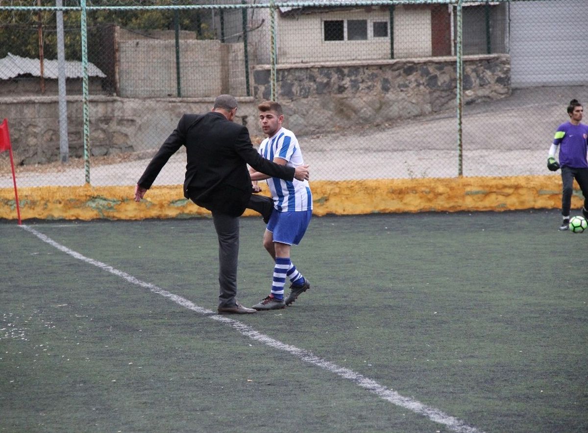 Kulüp Başkanından, Futbolcuya Tekme