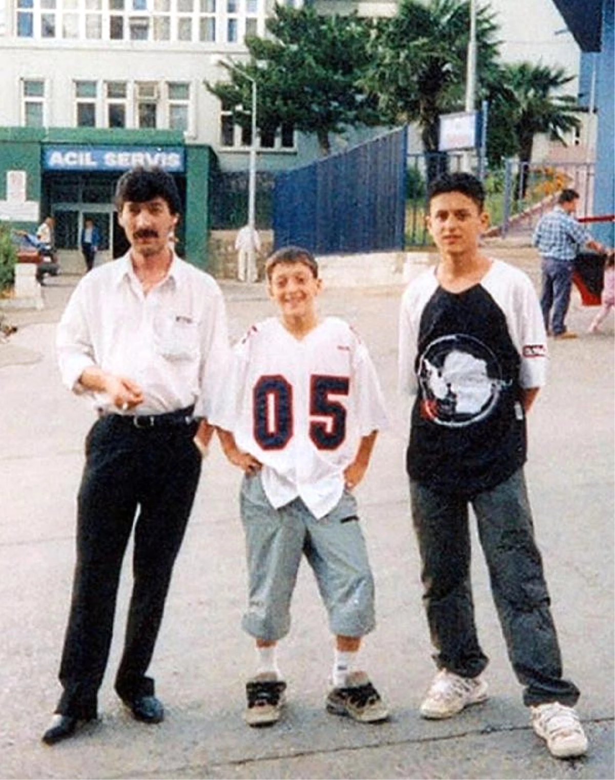 Mesut Özil\'in Çocukluk Fotoğrafı Sosyal Medyada İlgi Gördü