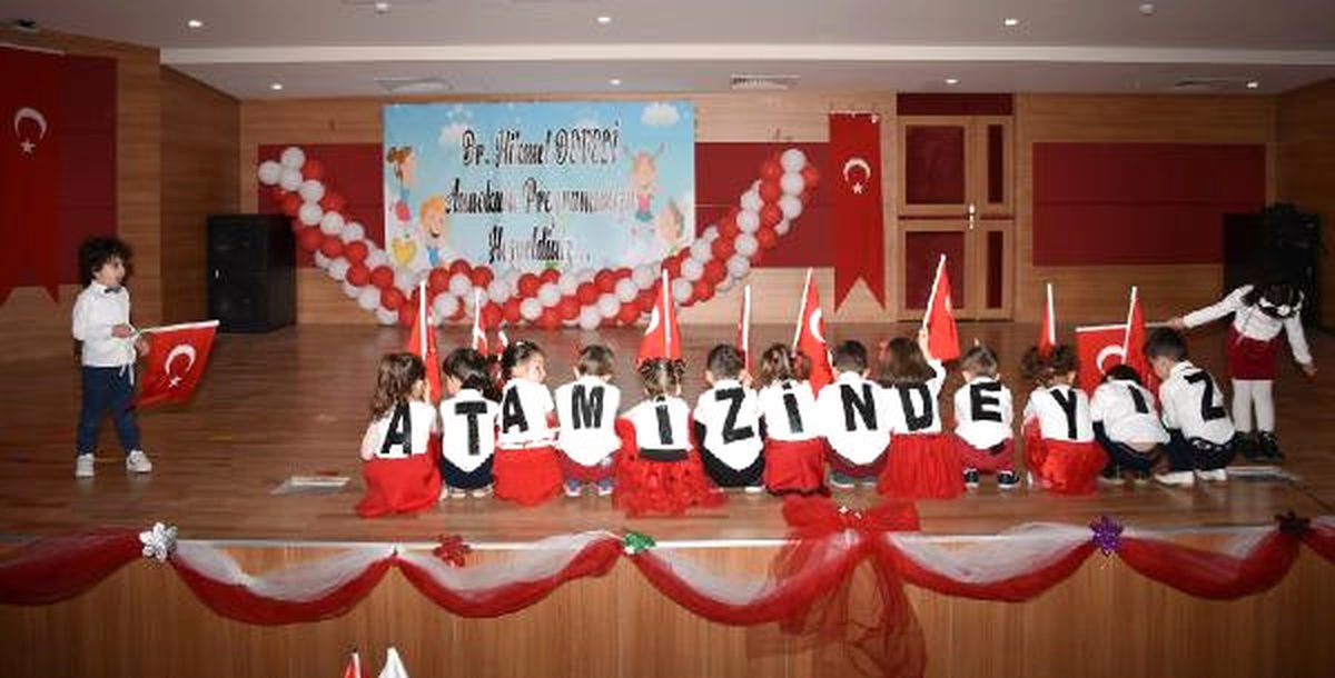 Minik Ece Önce Ağladı, Sonra Şiirini Okudu