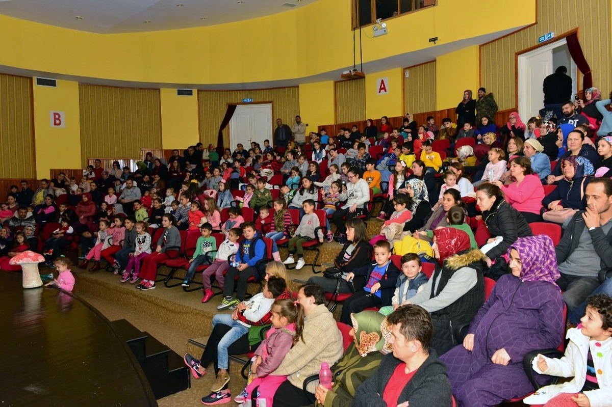 Minikler "Bir Kaplumbağa Hikâyesi" Oyunuyla Eğlendi