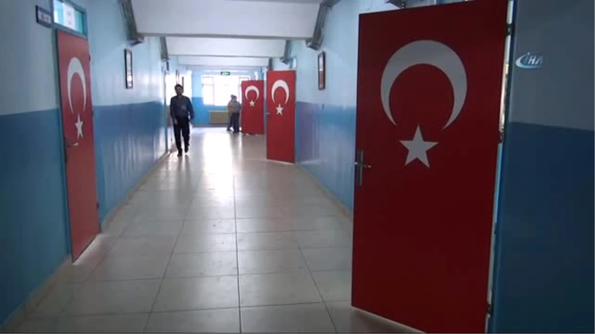 Ortaokuldaki Tüm Sınıfların Kapılarına Türk Bayrağı Resmedildi