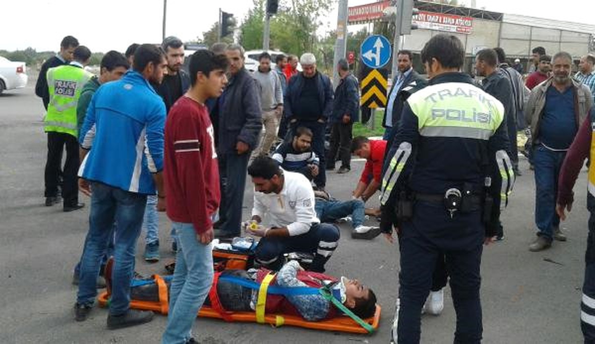 Otomobil ile Sepetli Motosiklet Çarpıştı: 5 Yaralı